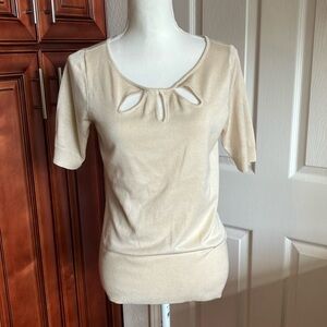 New York & Company Cream Fitted Blouse with Cut-Out Neckline Size:S
